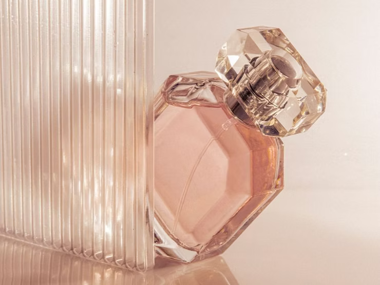Layering Perfumes: How to Combine Fragrances for a Unique Scent