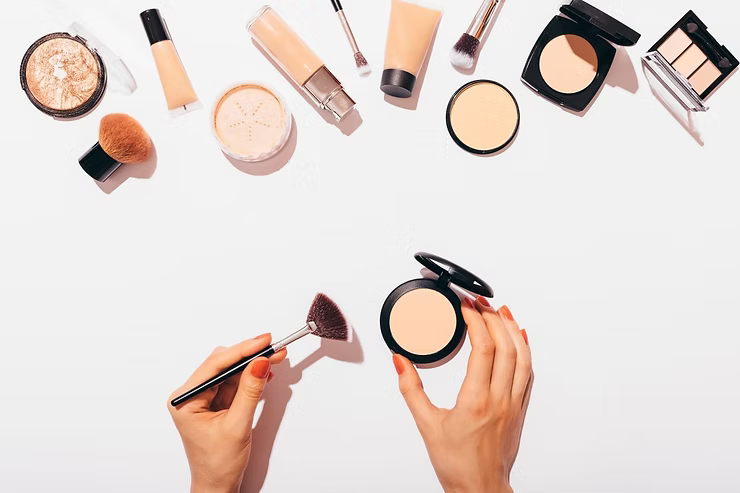 Compact Powders vs Translucent Powders: Differences and Applications